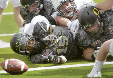 LOOK: Oregon unveils sweet '33' camouflage uniforms for rivalry game 