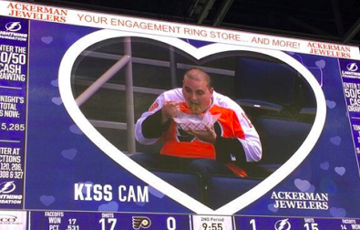 Tampa Bay Lightining troll Flyers fan kiss cam