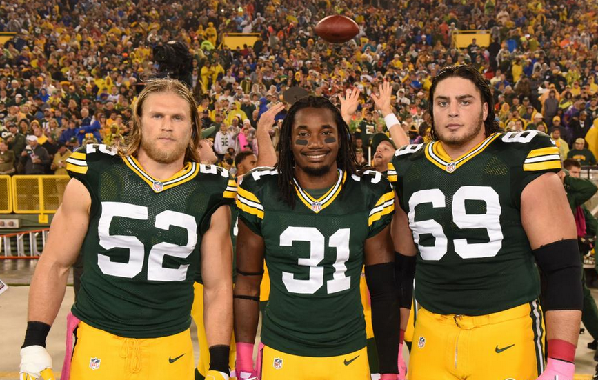 Aaron Rodgers And Matt Flynn Photobomb Packers Captains By Playing  Volleyball