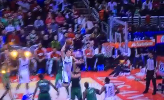 Blake Griffin dunks on Kris Humphries
